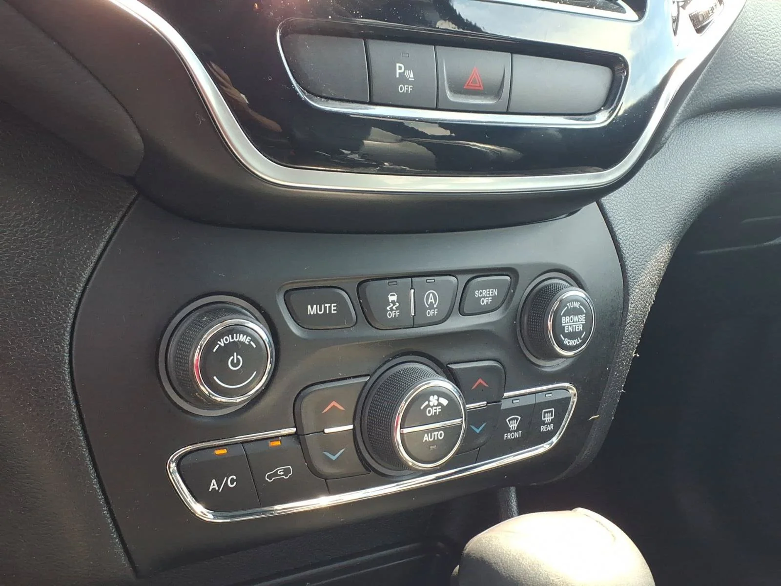 Used 2020 Diamond Black Crystal Pearlcoat Jeep Limited image 13