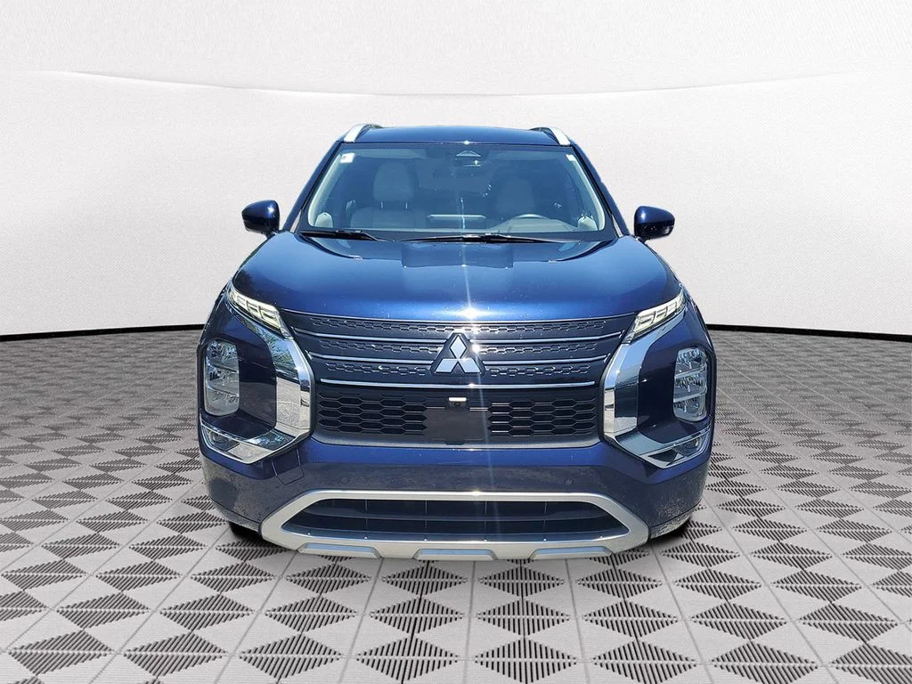 Used 2022  Mitsubishi SEL image 2