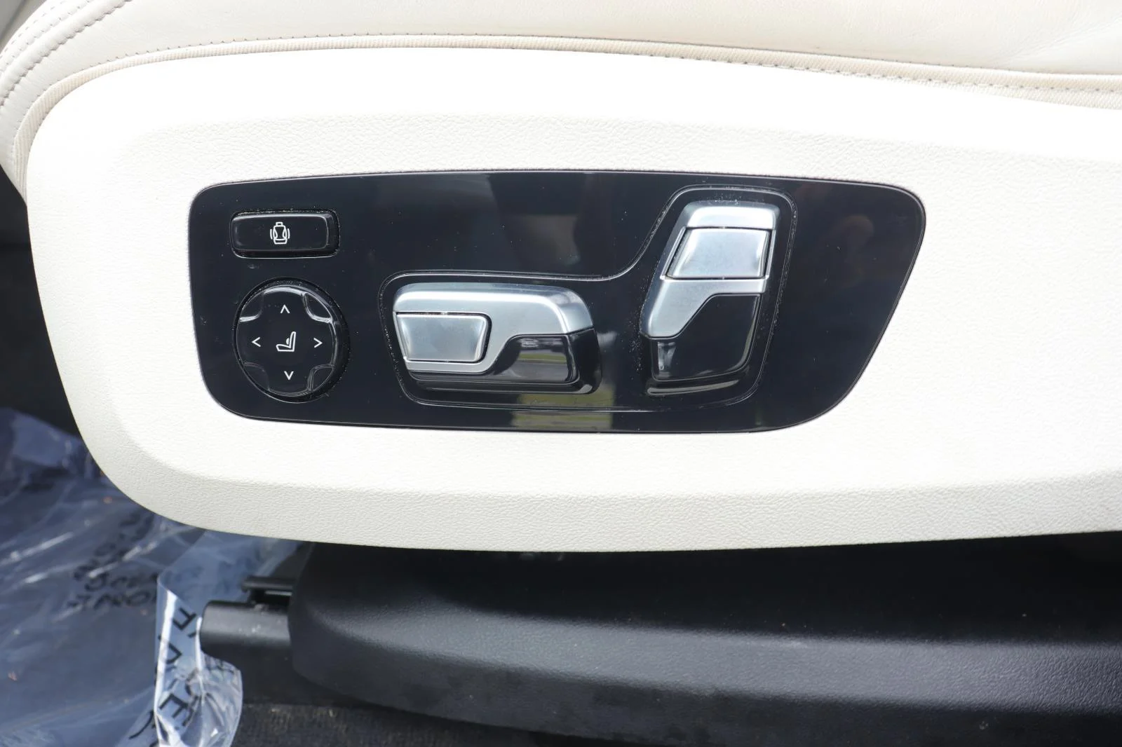 Certified Used 2024 Mineral White Metallic BMW xDrive40i image 28