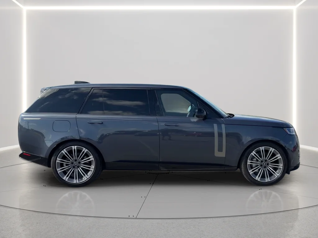 Used 2024 Blue Land Rover SE image 4