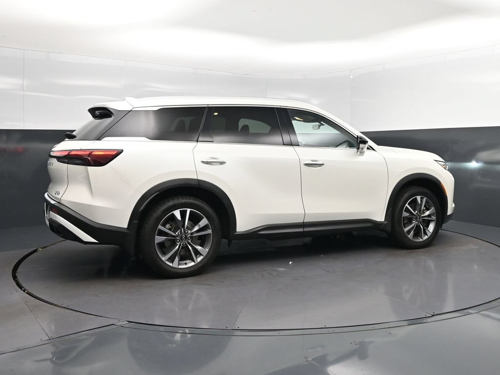 Certified Used 2023 White INFINITI LUXE image 8