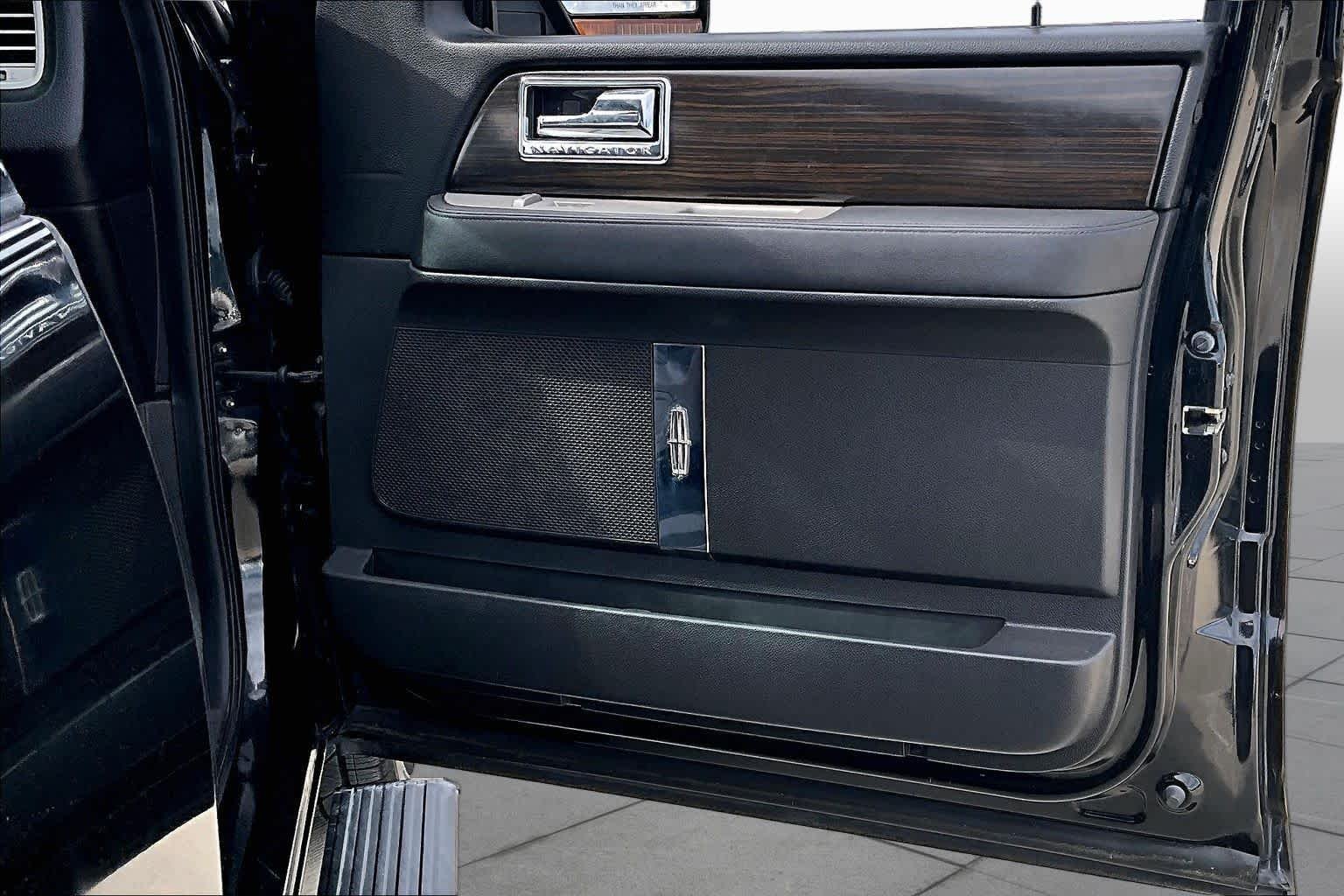 Used 2007 Black Lincoln Ultimate image 20