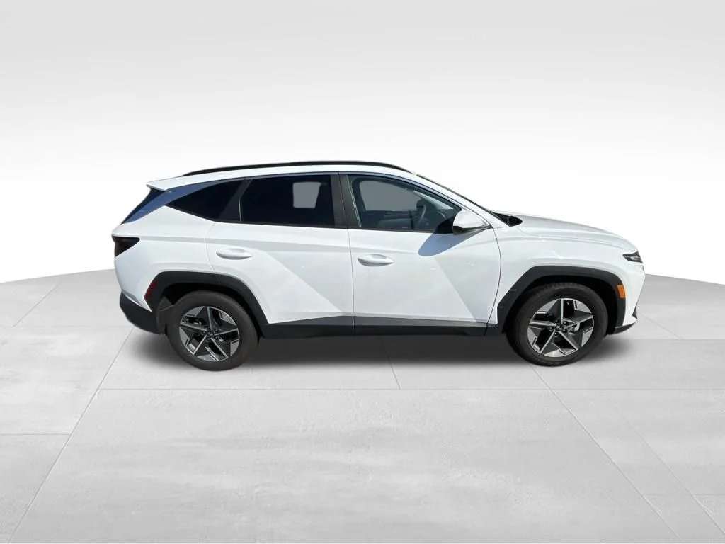 Used 2025 White Hyundai SEL image 22