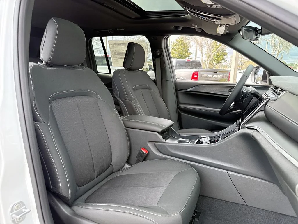 New 2026 Bright White Clear-Coat Exterior Paint Jeep Laredo image 25