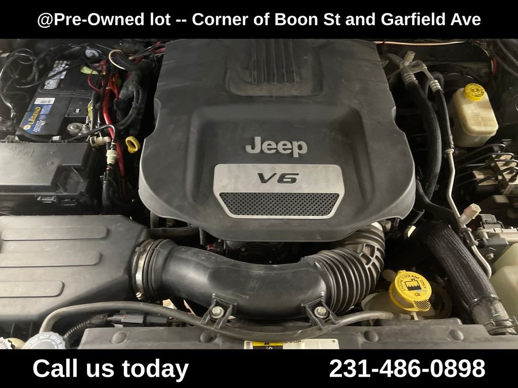 Used 2015 Silver Jeep Unlimited Sport image 10