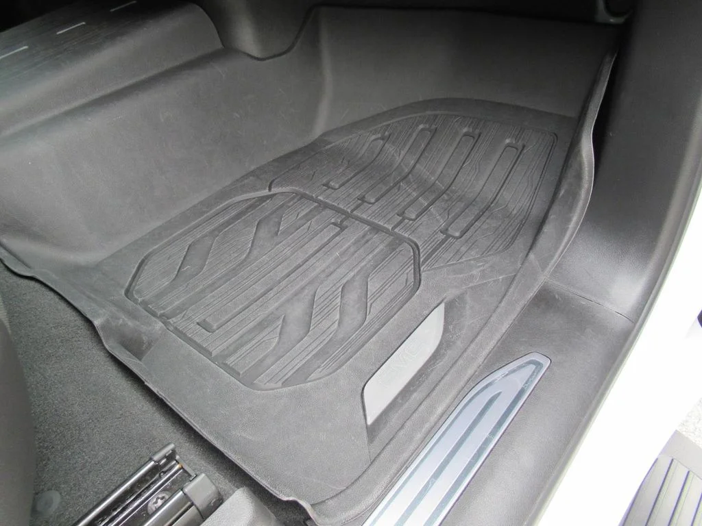 Used 2024 White GMC Elevation image 30