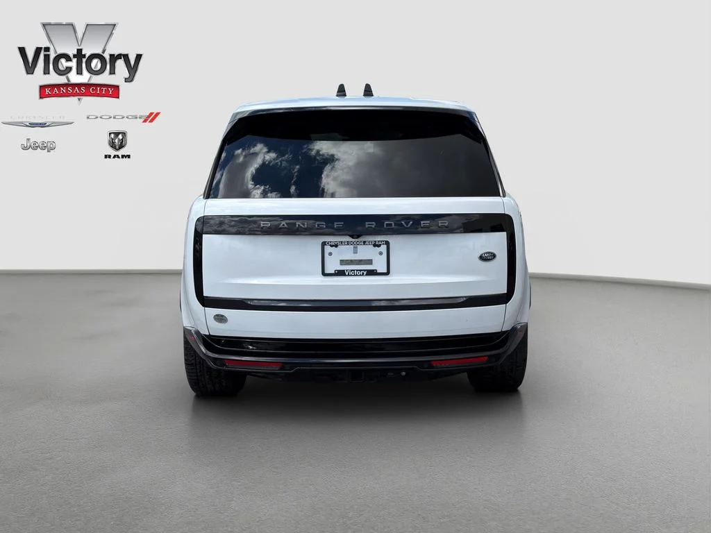 Used 2023 White Land Rover SE image 6