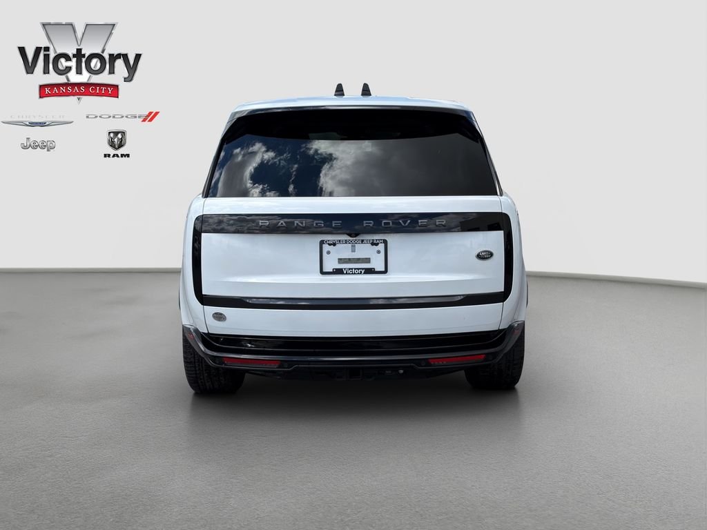 Used 2023 White Land Rover SE image 6
