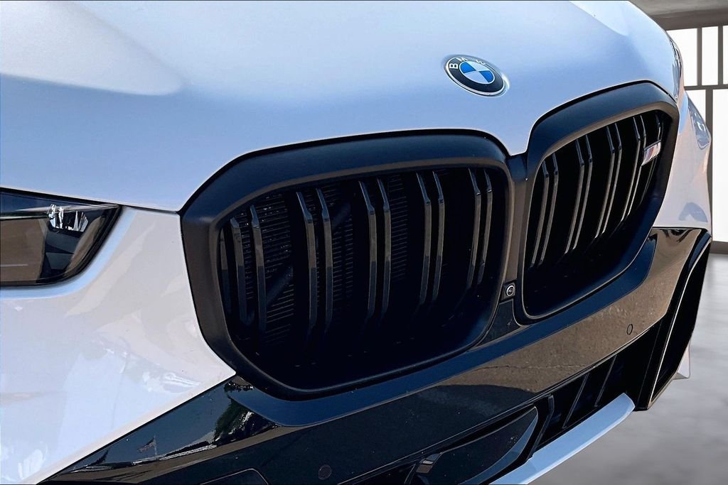 Used 2025 White BMW M60i image 28
