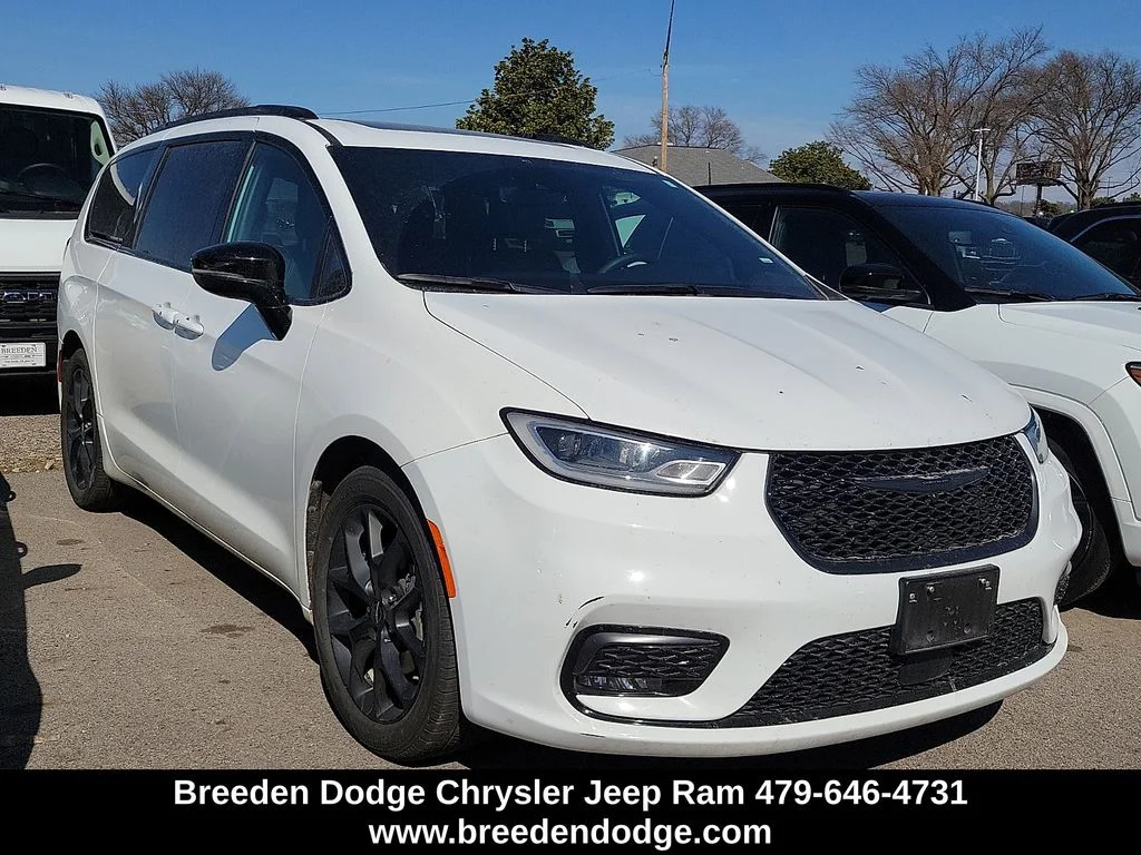 2025 Chrysler Pacifica Limited's photo