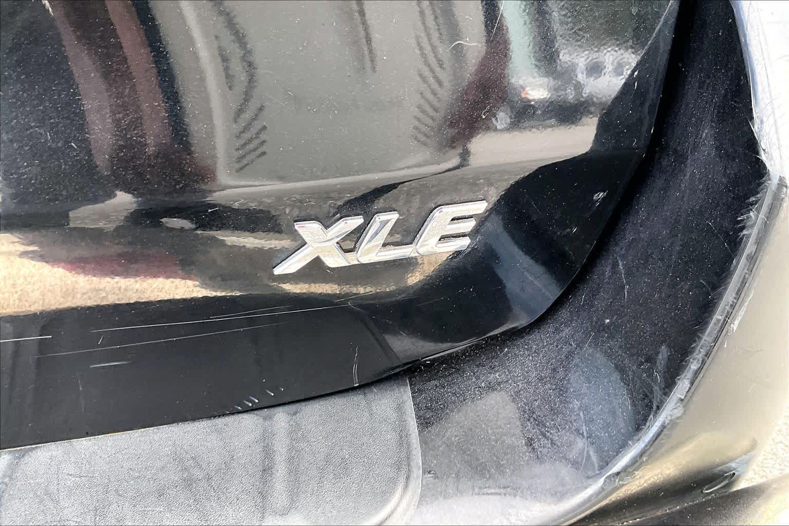 Used 2018 Midnight Black Metallic Toyota XLE image 9