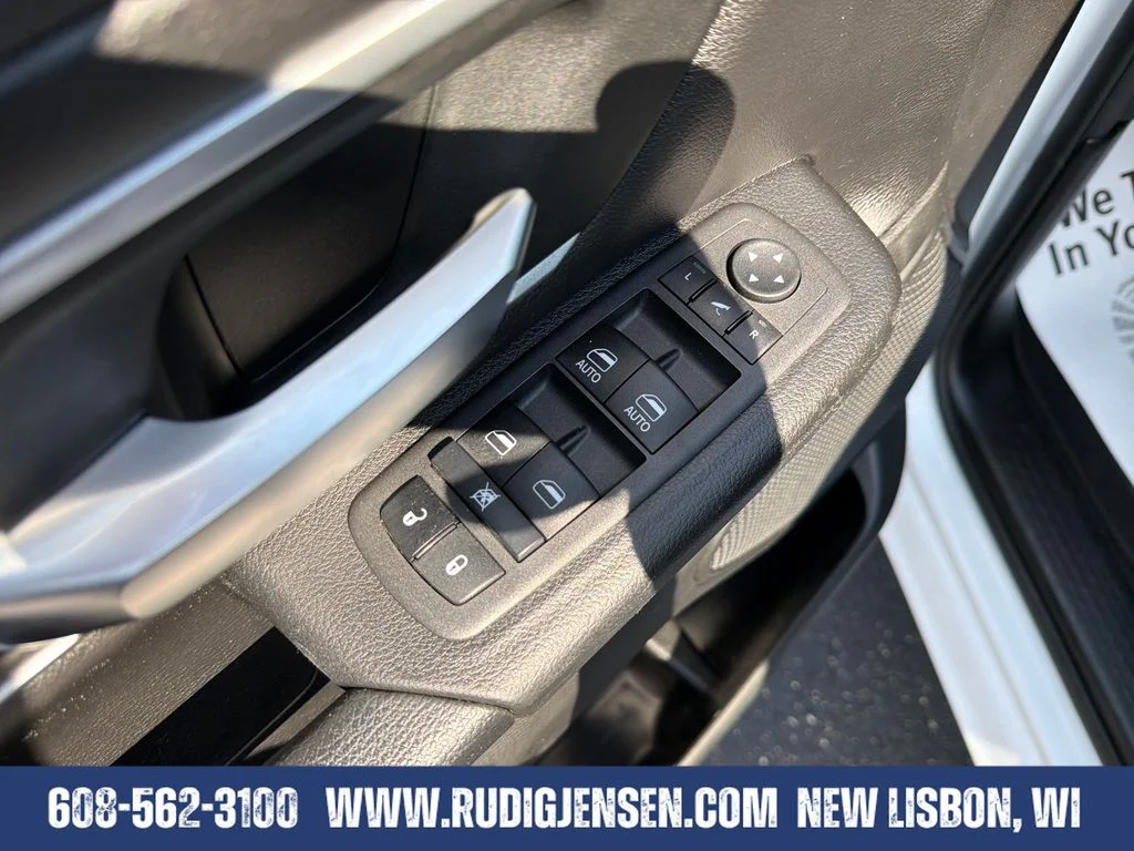 Used 2022 White Ram Big Horn/Lone Star image 11