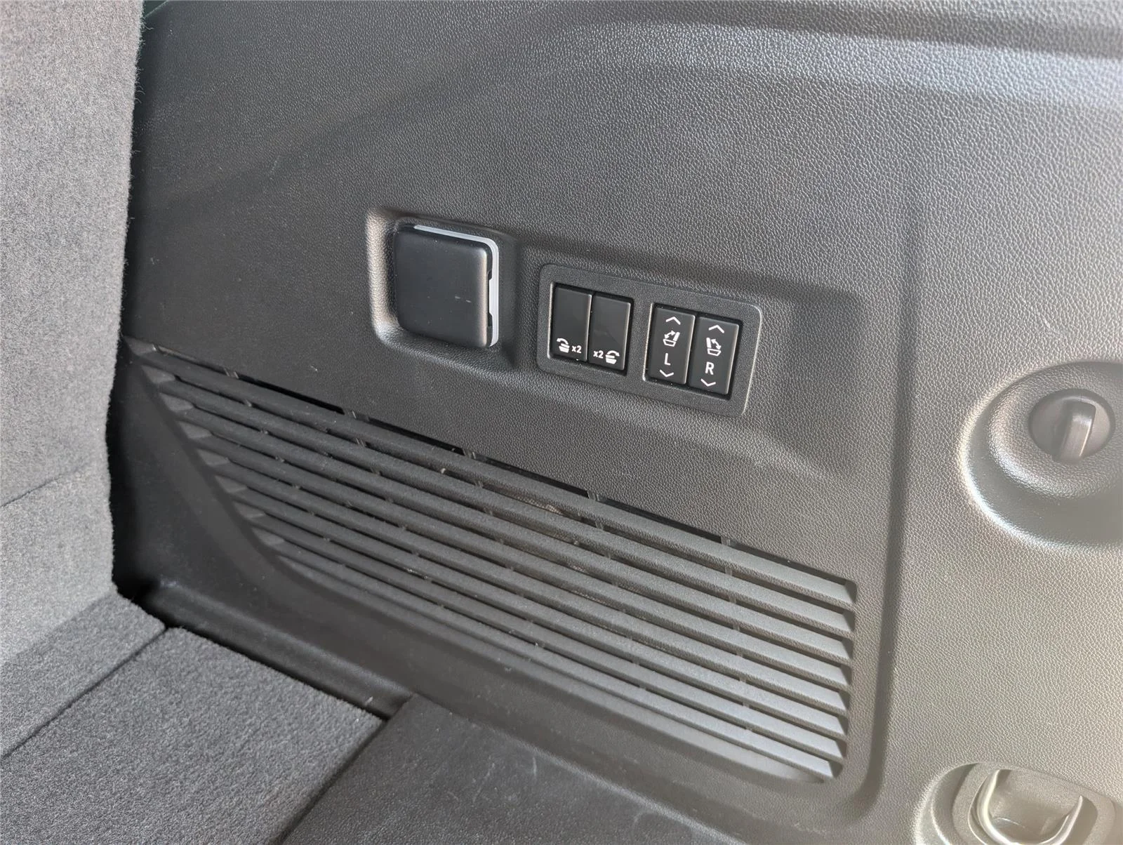 Used 2022 Black Chevrolet Z71 image 31