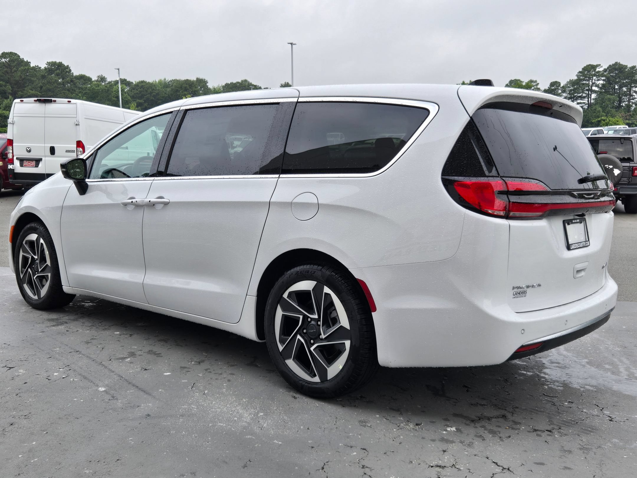 New 2027 Bright White Clear-Coat Exterior Paint Chrysler Limited image 5