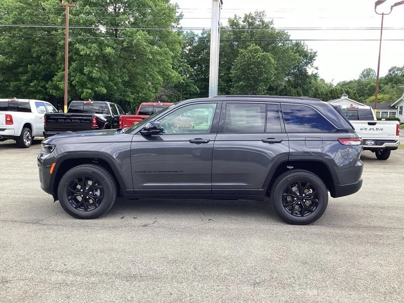 New 2026 Baltic Gray Metallic Clear-Coat Exterior Paint Jeep Laredo Altitude image 4