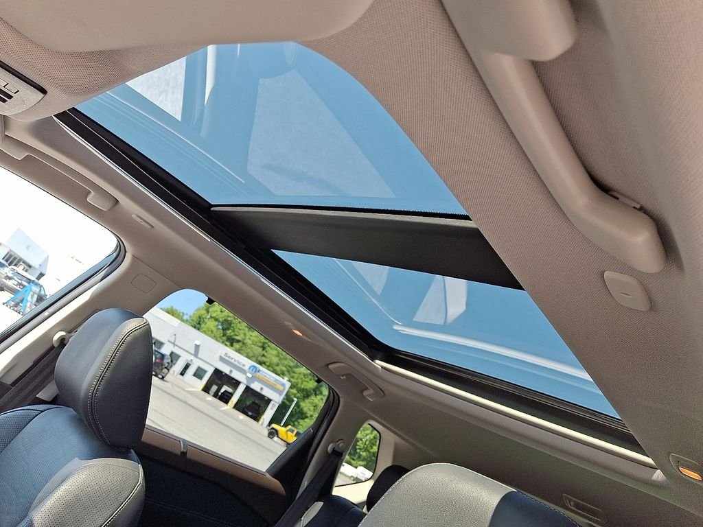 Used 2023 Black Nissan Platinum image 16