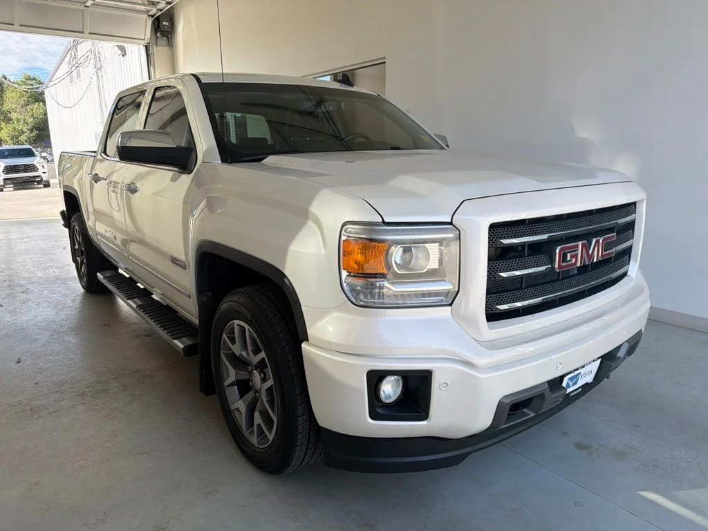 Used 2015 White Diamond Tricoat GMC SLT image 1