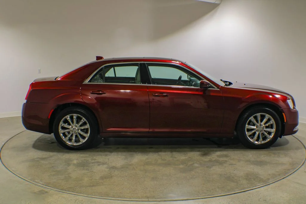 Used 2015 Velvet Chrysler Limited image 6