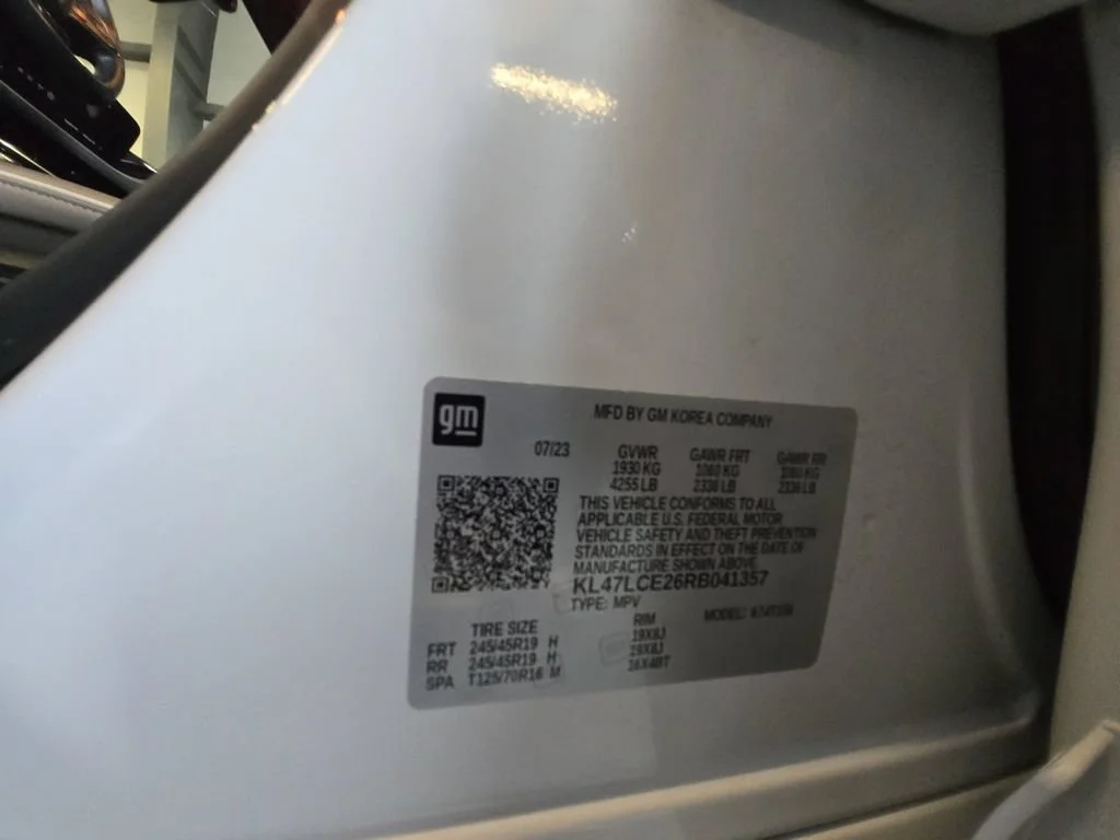 Certified Used 2024 White Frost Tricoat Buick Avenir image 31