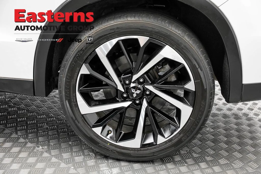 Used 2022 White Mitsubishi SE image 33