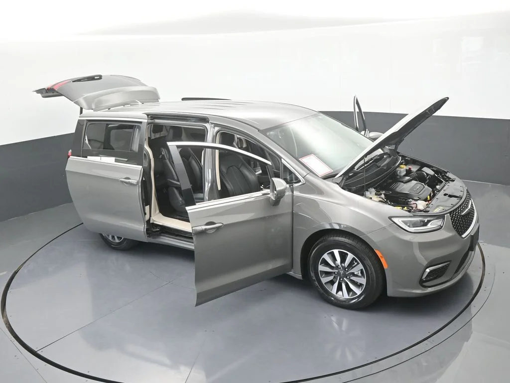 Used 2022 Ceramic Gray Clearcoat Chrysler Touring L image 74