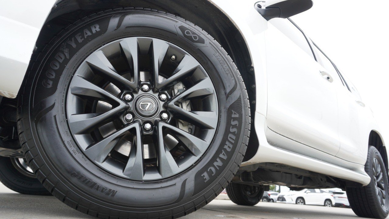 Certified Used 2023 EMINENT WHITE PEARL Lexus GX 460 Premium image 11