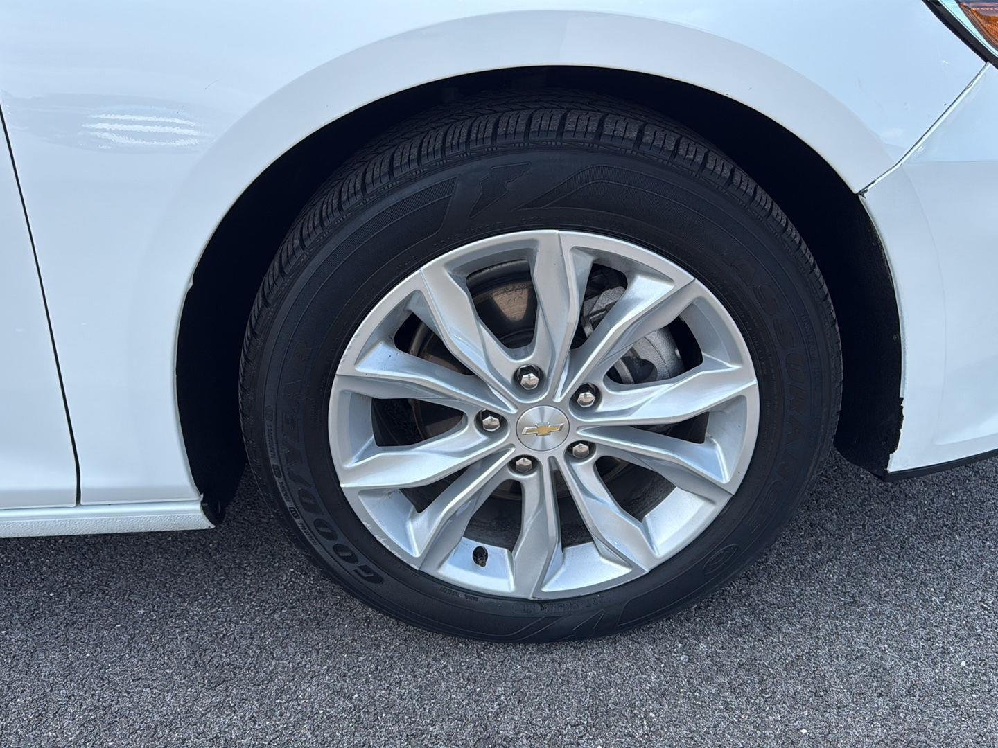 Used 2024 Summit White Chevrolet LT image 12