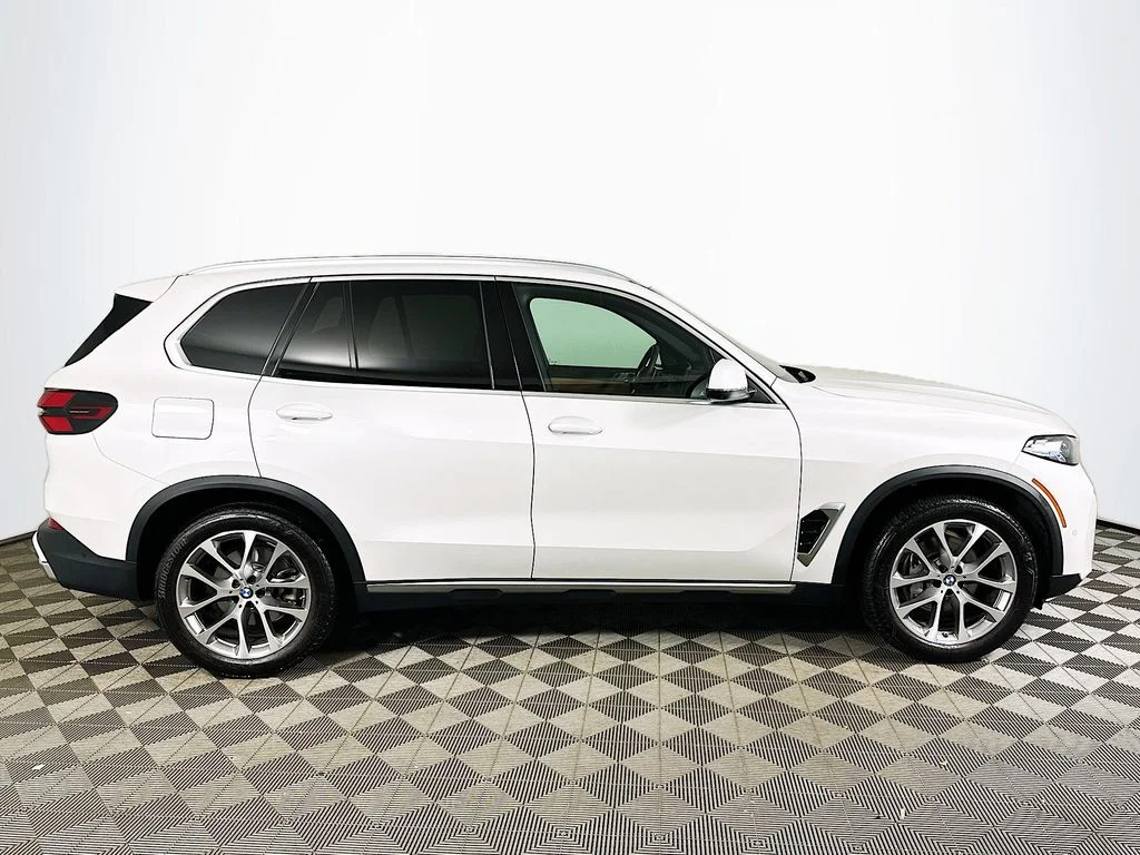 Used 2026 White Metallic BMW xDrive40i image 4