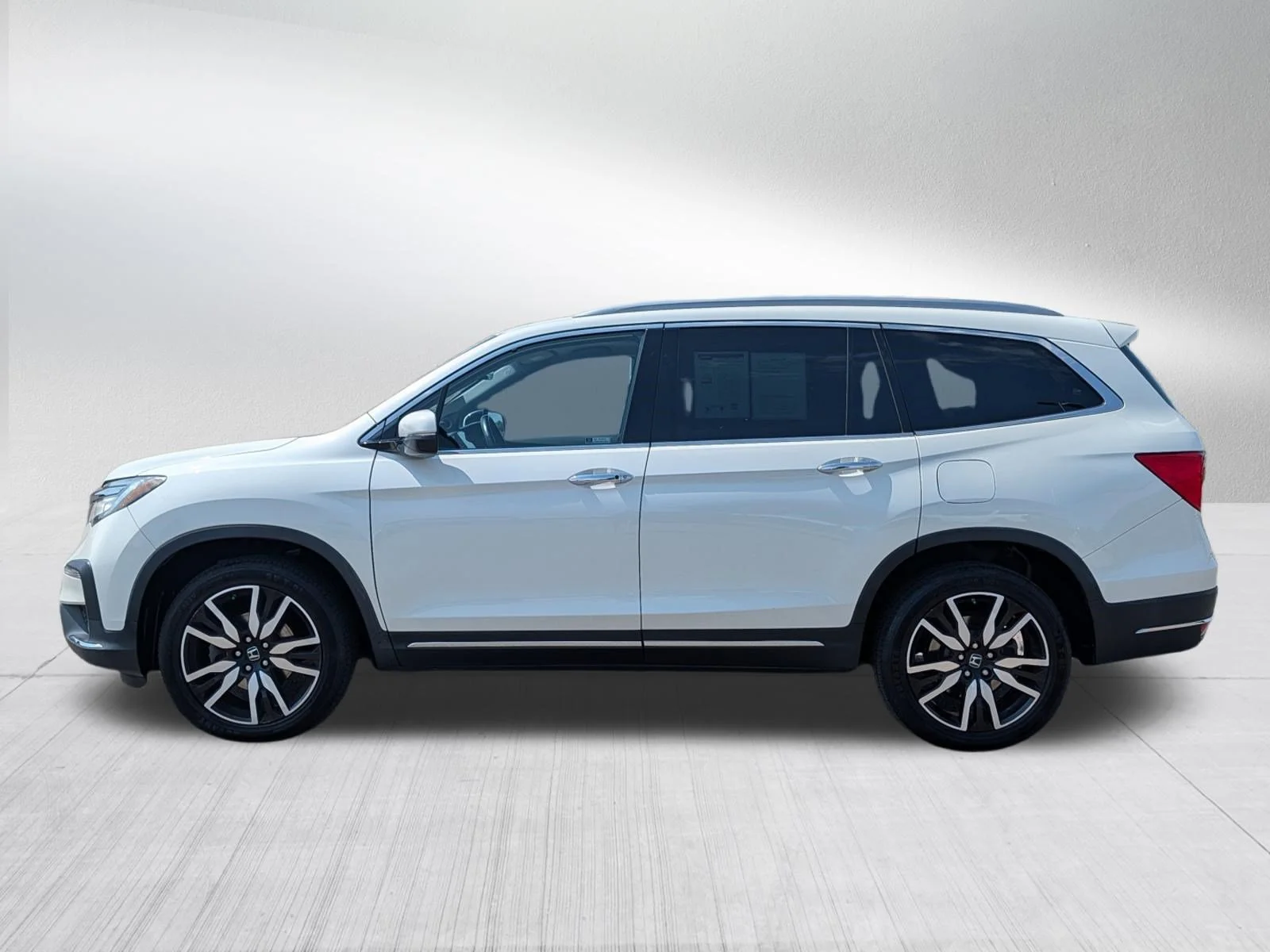 Used 2019 White Diamond Pearl Honda Touring 8-Passenger image 4
