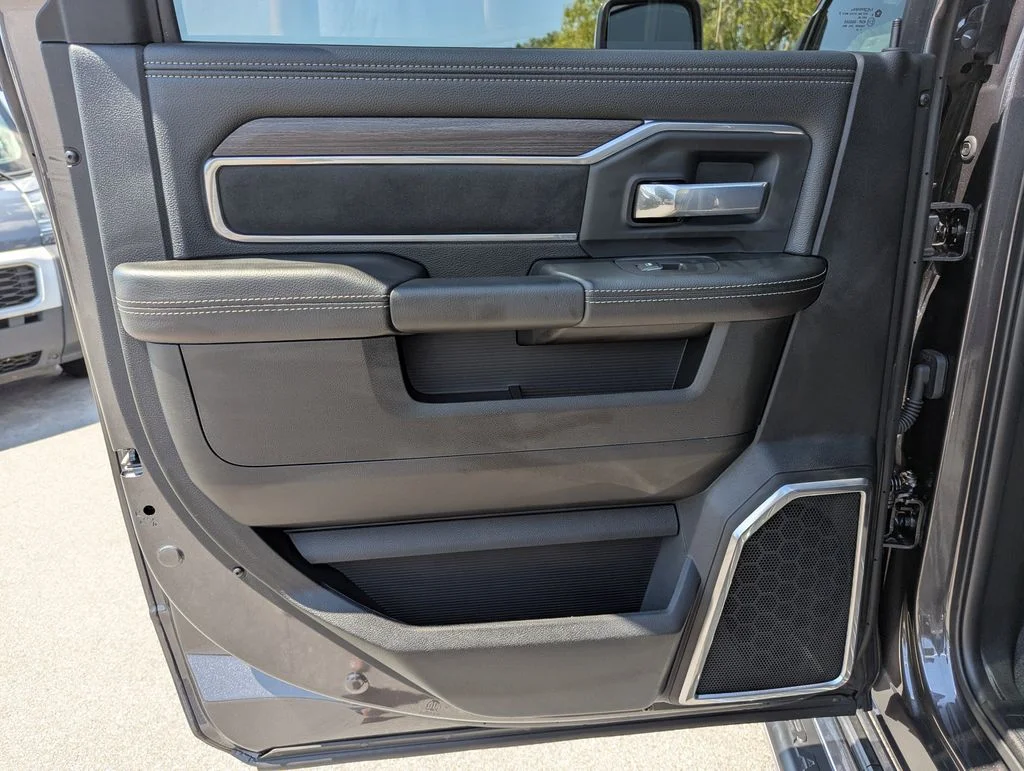 2025 RAM 3500 Laramie - Photo 29