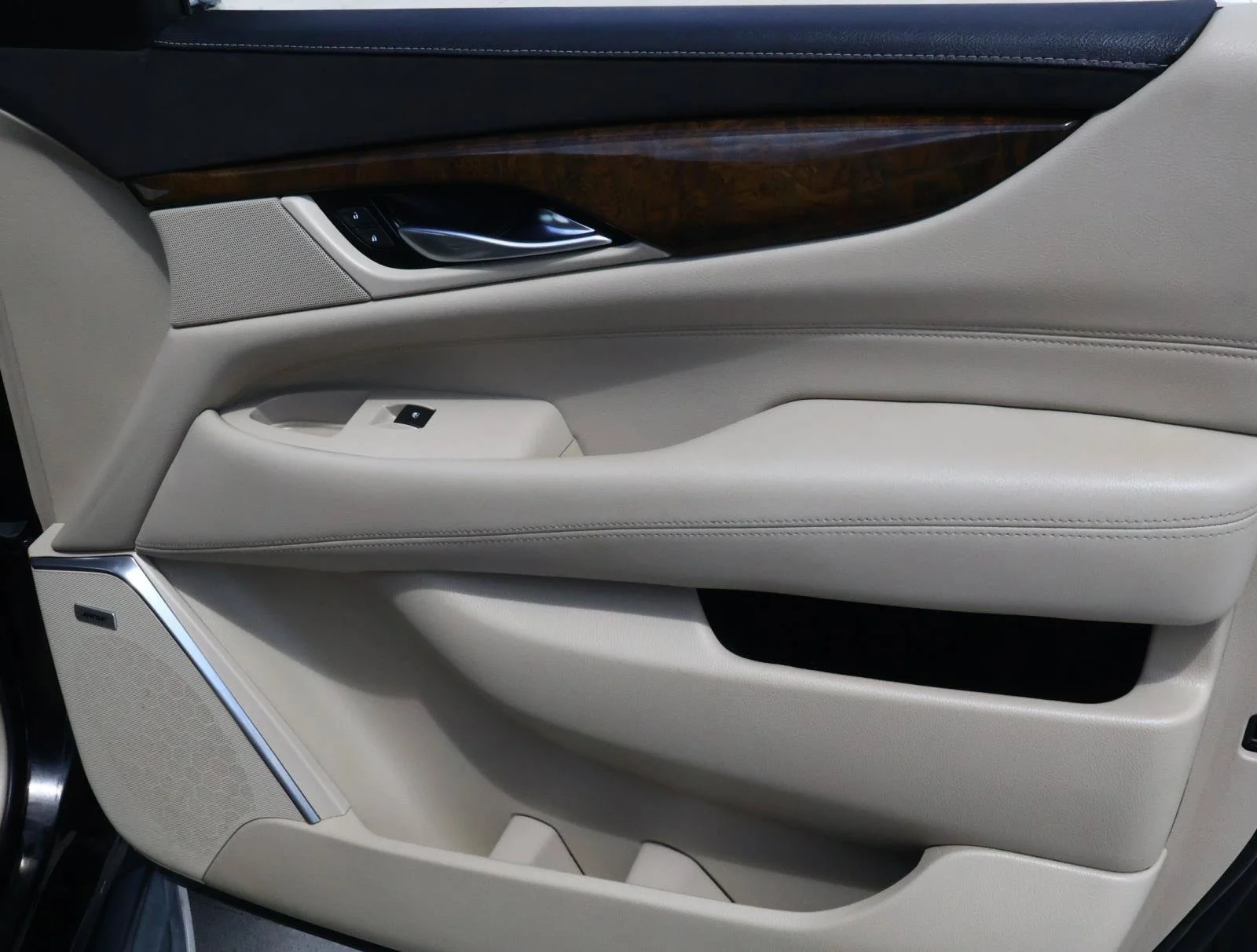Used 2018 BLACK RAVEN Cadillac Luxury image 21