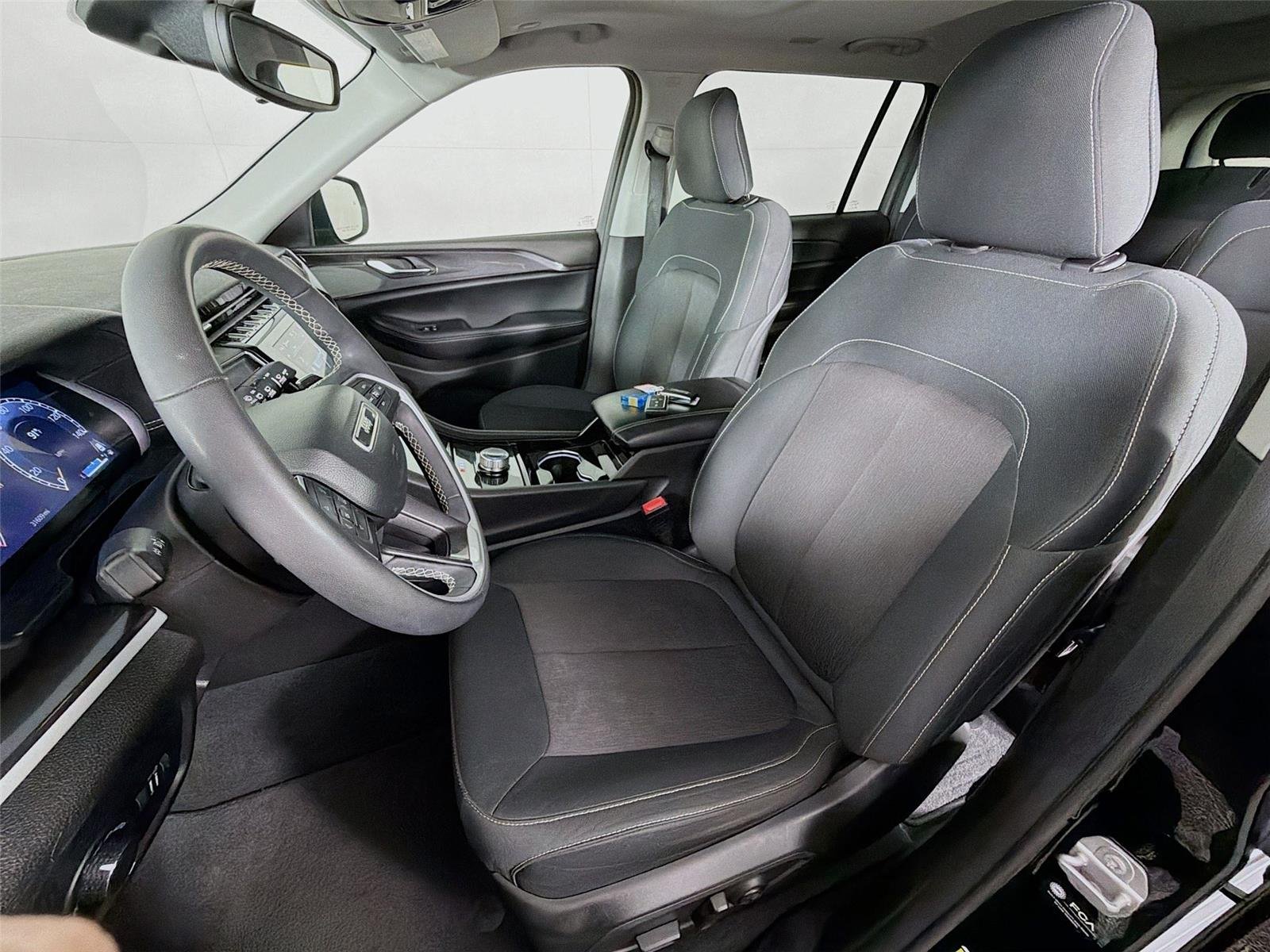 Used 2023  Jeep Laredo image 2