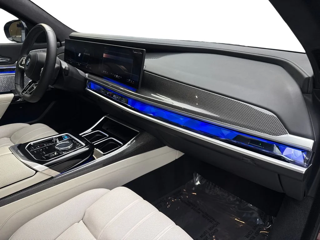 Used 2023 Red BMW xDrive60 image 51
