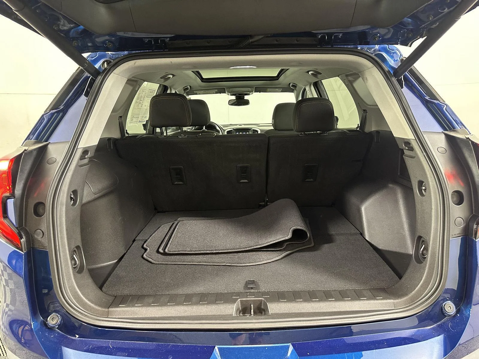 Used 2021 Blue Emerald Metallic GMC SLE image 9