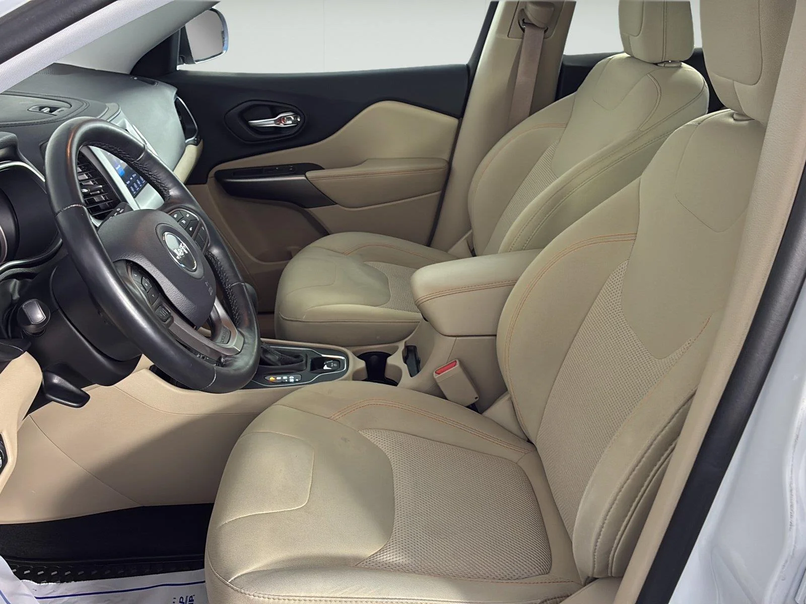 Used 2019 Bright White Clearcoat Jeep Latitude image 18