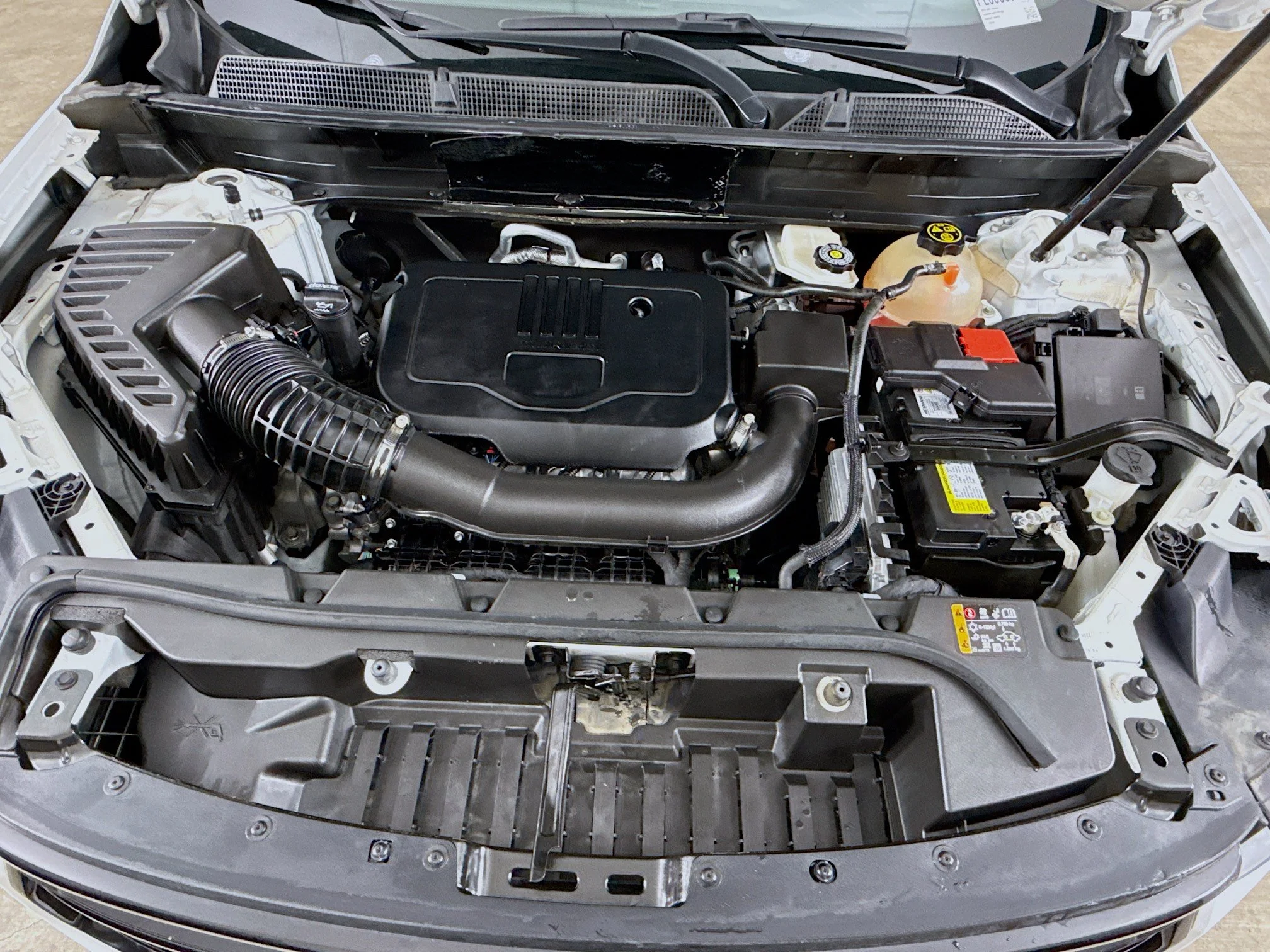 Used 2023 Summit White GMC SLE image 31