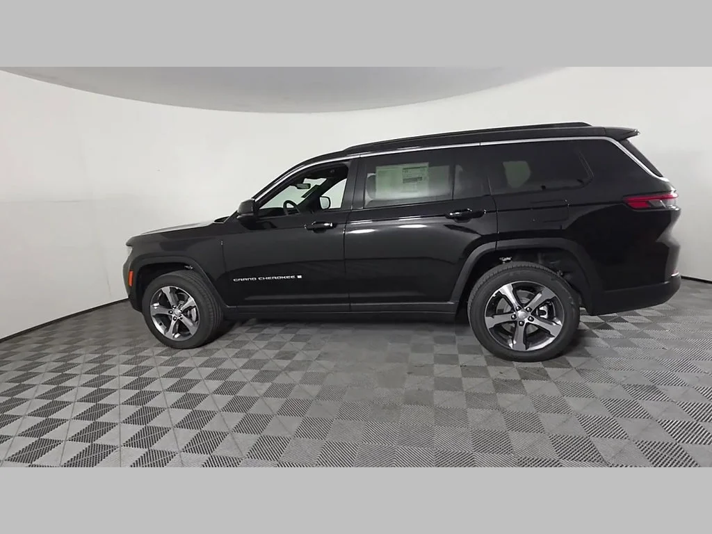 New 2026 Diamond Black Crystal Pearl-Coat Exterior Paint Jeep Limited image 34