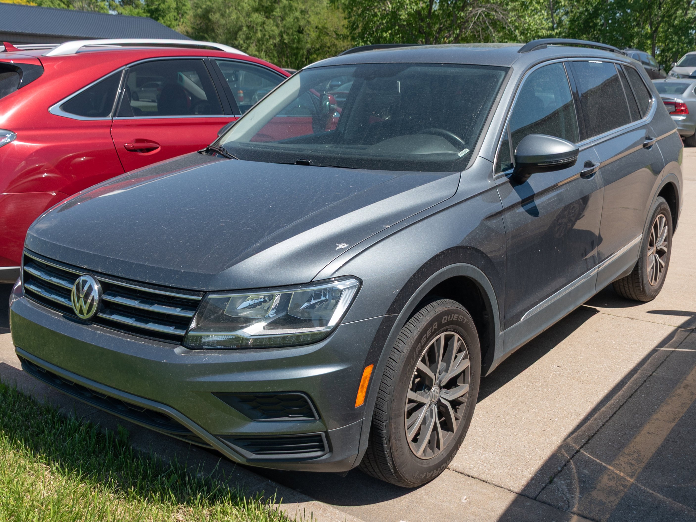 Used 2020 Gray Volkswagen SE image 4