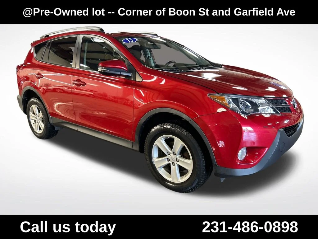Used 2013 Red Toyota XLE image 7