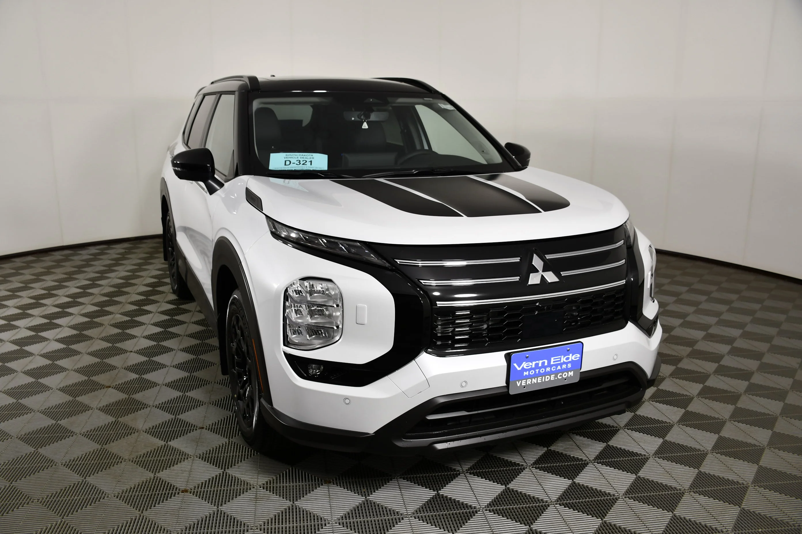 New 2026 White Diamond/Black Roof Mitsubishi Trail Edition image 3