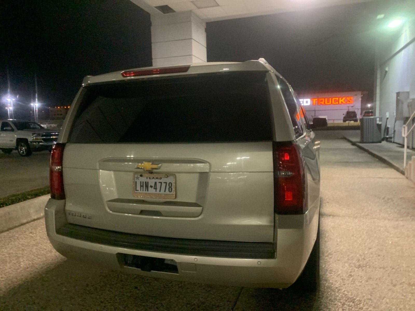 2016 Chevrolet Tahoe photo 2 of 11