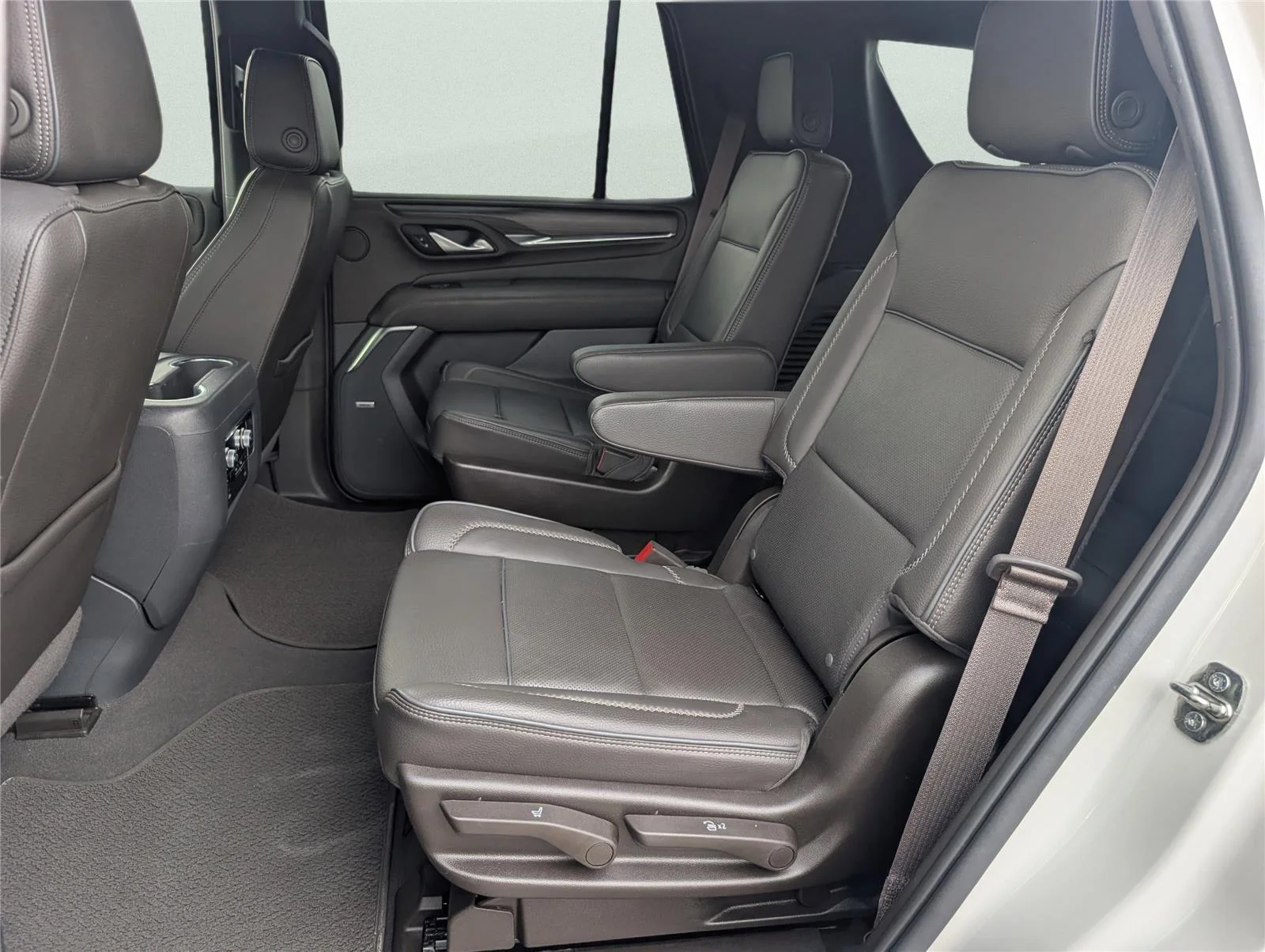 Used 2022 White Frost Tricoat GMC Denali image 11