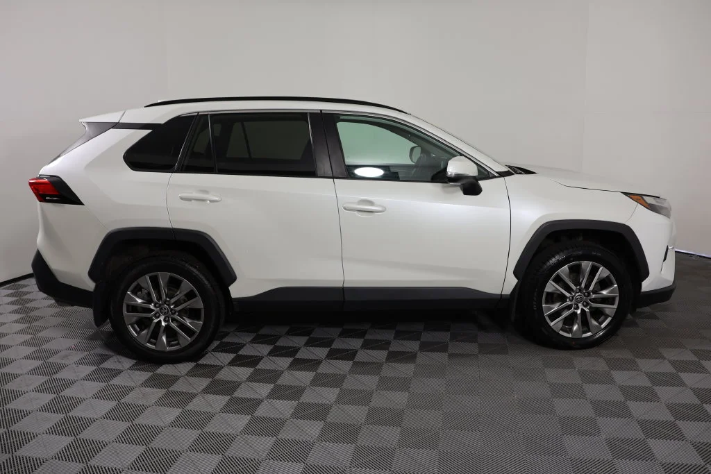 Used 2022 Blizzard Pearl Toyota XLE Premium image 9