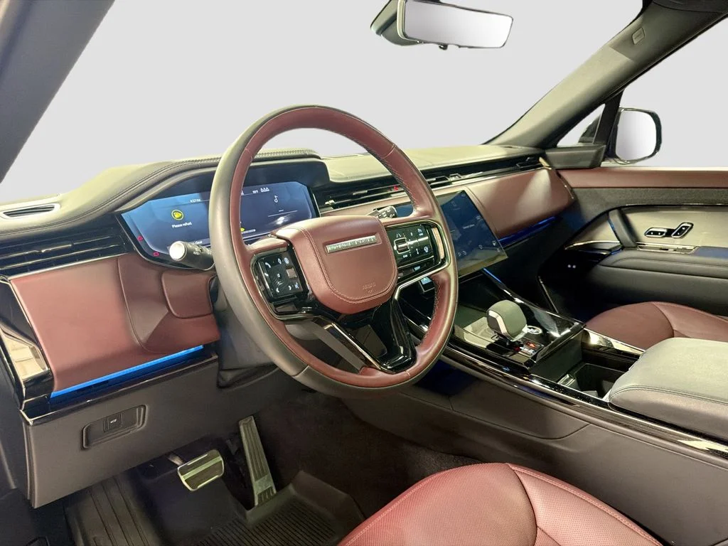 Certified Used 2024  Land Rover Dynamic SE image 4