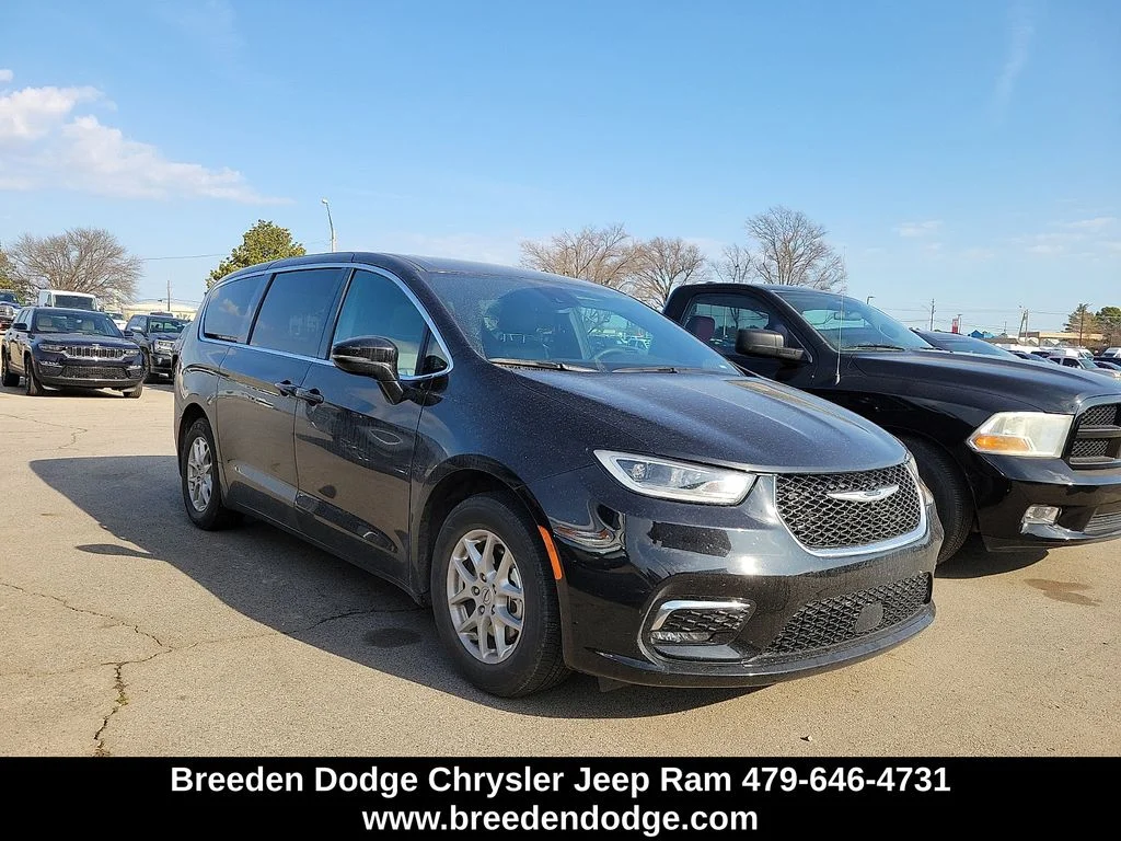 2025 Chrysler Pacifica Select's photo