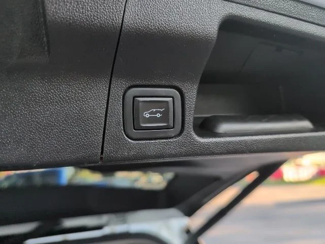 Used 2020 White GMC SLE image 16