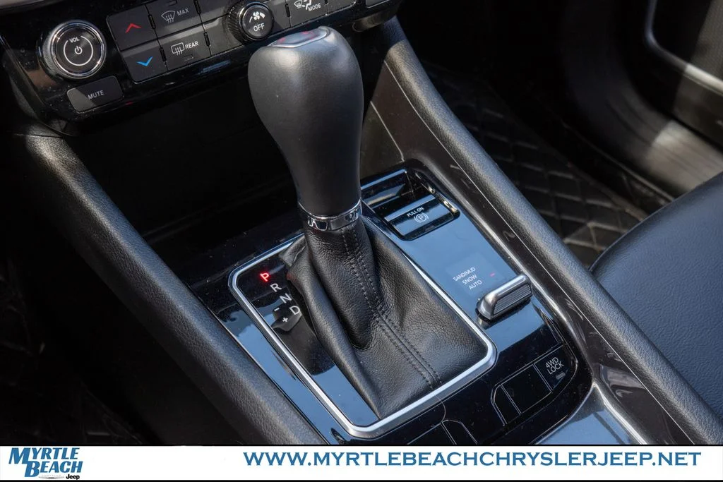 Used 2023 Crystal Metallic Jeep Latitude image 24