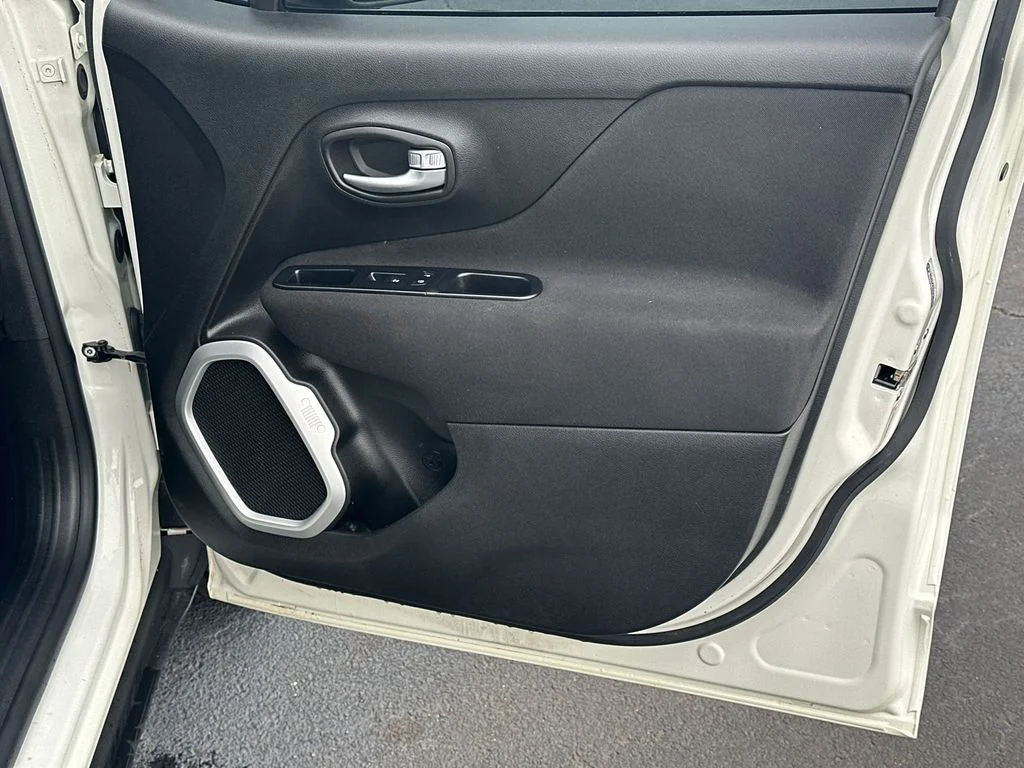 Used 2019 White Jeep Latitude image 14
