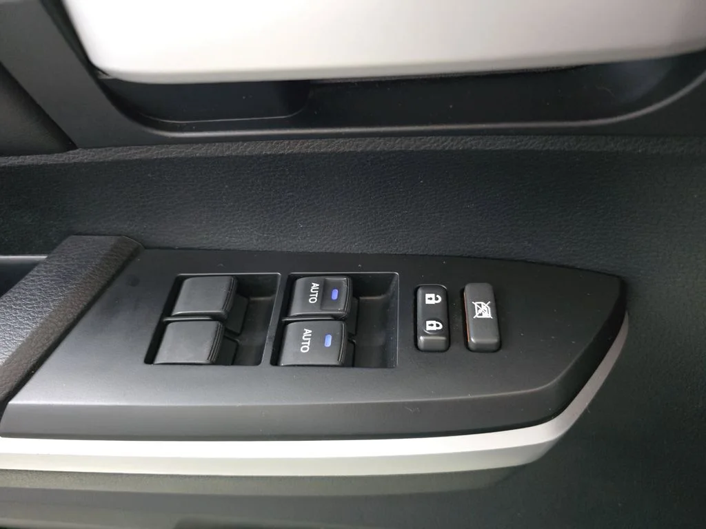 Used 2017  Toyota Limited image 28