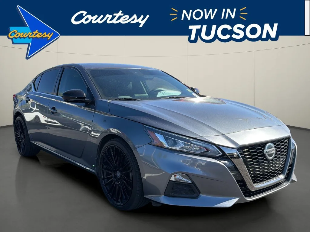 Used 2021  Nissan 2.5 SR image 1